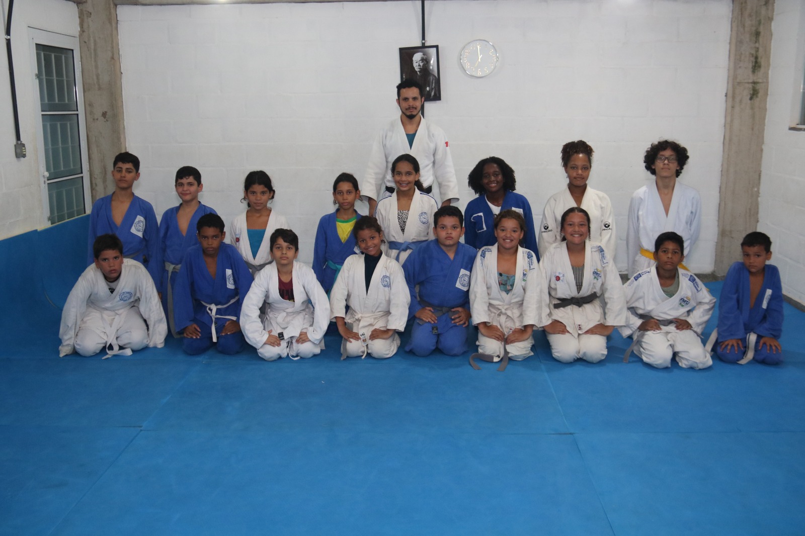 Children fighting judô