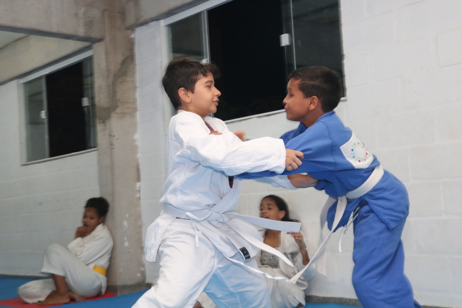 Crianças lutando judô