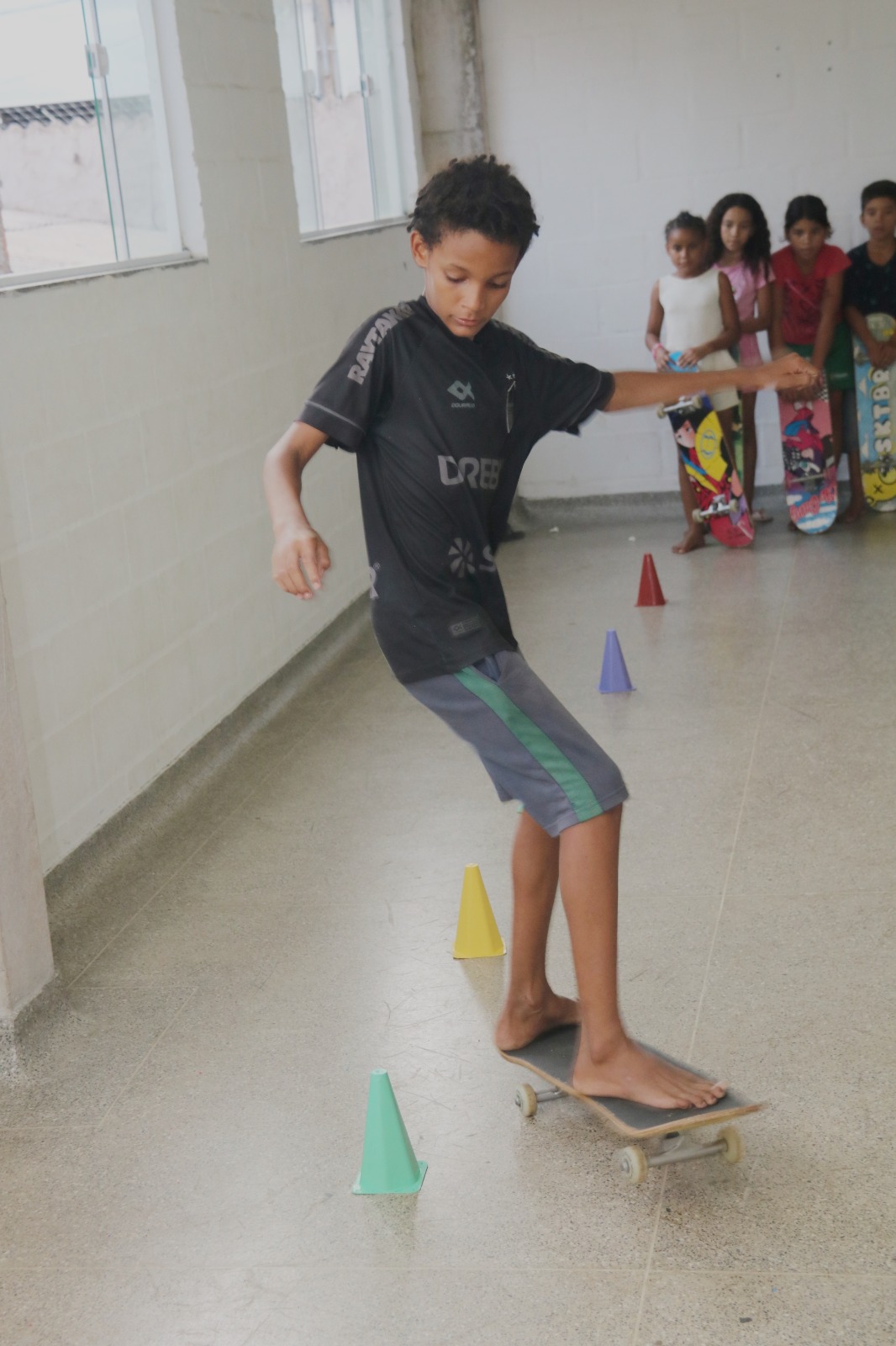 Criança andando de skate